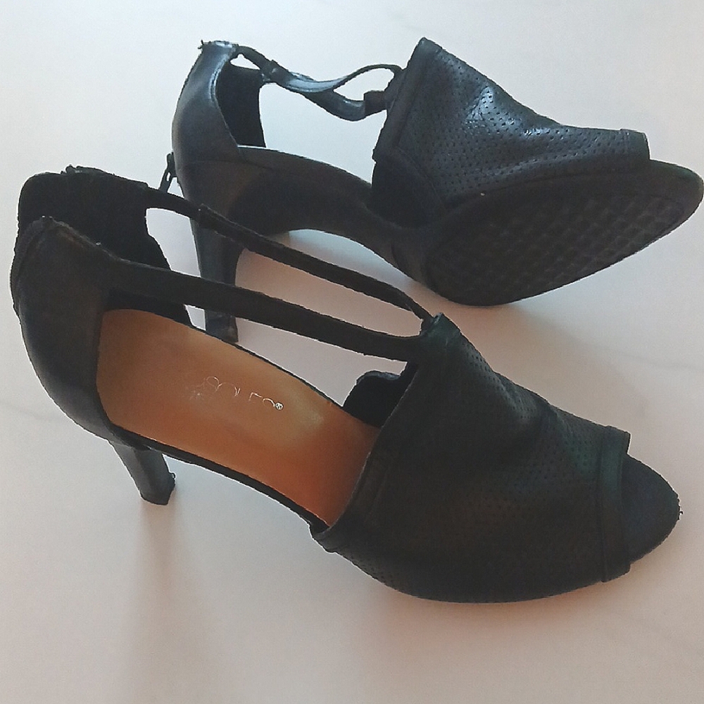 AEROSOLES Black Peep-Toe Heels